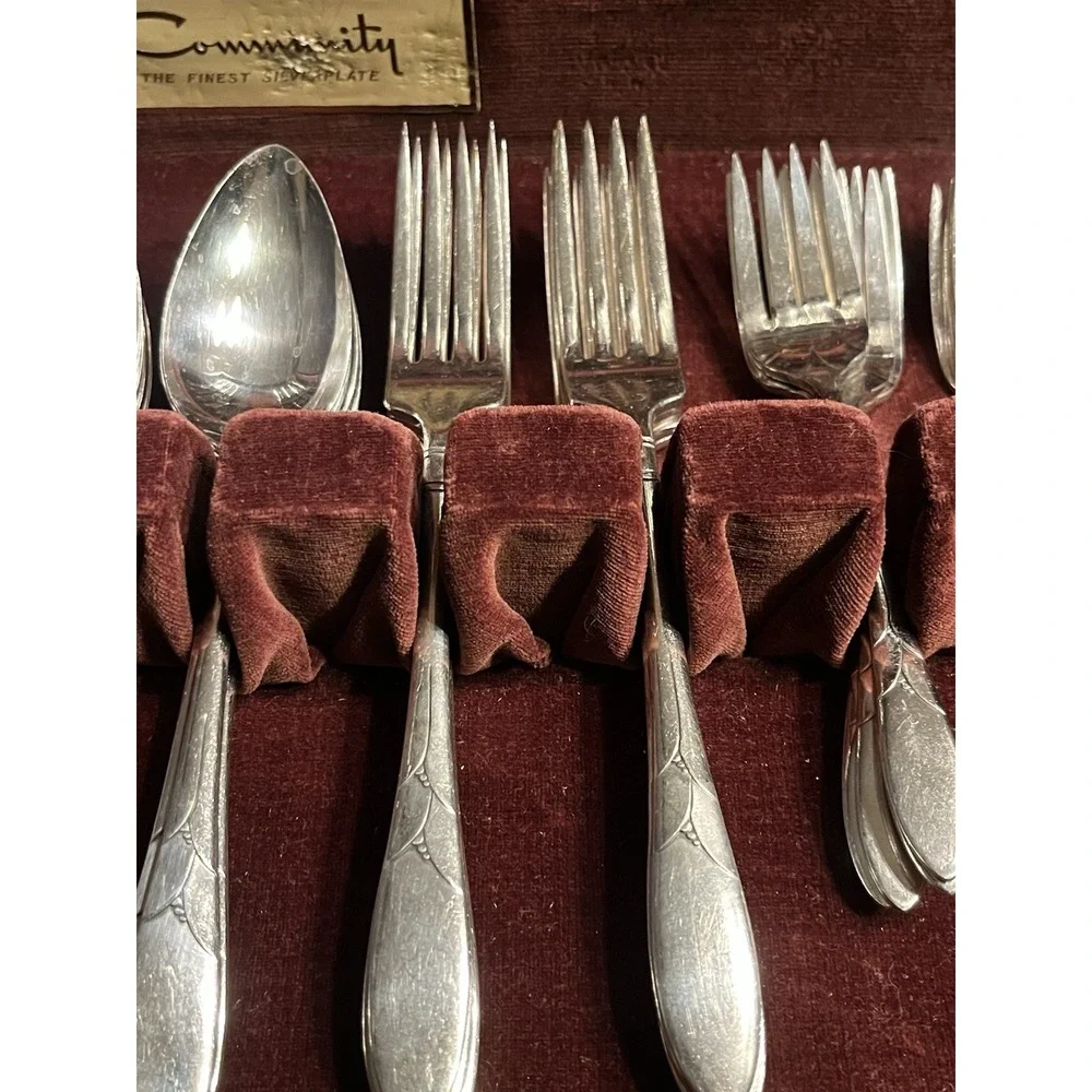 Vintage 50pc Oneida Community Silverplate Flatware Set - Coronation 1936‎ - Case